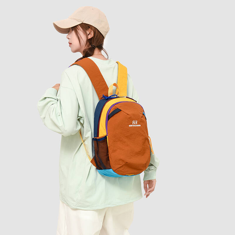 Hiking Backpack Waterproof - กระเป๋าเป้เดินป่าขนาดเล็กแบบใหม่ น้ำหนักเบา กระเป๋าเป้สะพายหลังสำหรับกิจกรรมกลางแจ้ง สีโดพามีน กระเป๋าเป้แบบแบ่งสี สำหรับการเดินทาง